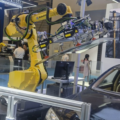 Переводчик Ван на выставке робот