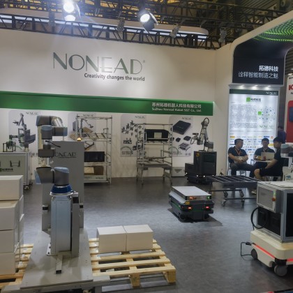 Переводчик Ван на выставке робот