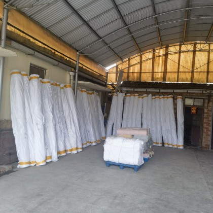 Переводчик Ван на выставке текстиль