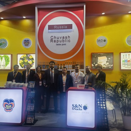 Переводчик Ван на выставке продукты