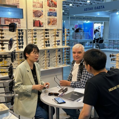 Переводчик Сюецзяо на выставке MIOF