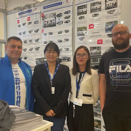 Переводчик Сюецзяо на выставке MIMS