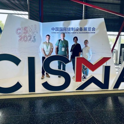 Переводчик Григорий на выставке CISMA швейное оборудование