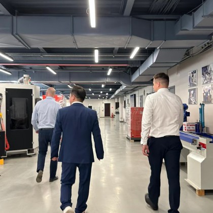 Перевод на заводе завода компрессора