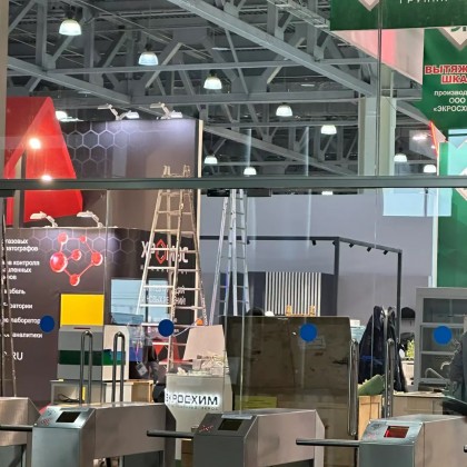 Переводчик Данни на выставке медицинского оборудования