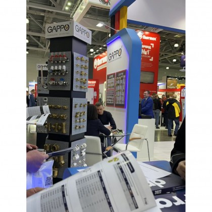 Переводчик Данни на выставке гидроэнергетики