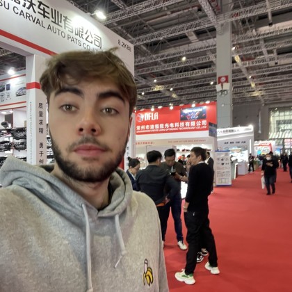 Переводчик Ниджат на выставке Автомеханика