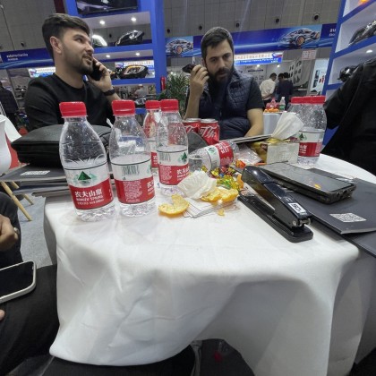 Переводчик Ниджат на выставке Автомеханика