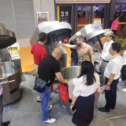 Переводчик Дияр на выставке Bakery China