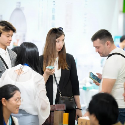 Переводчик Дияр на выставке Shanghai International Tea