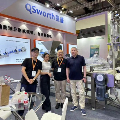 Переводчик Назиля на выставке China Bakery