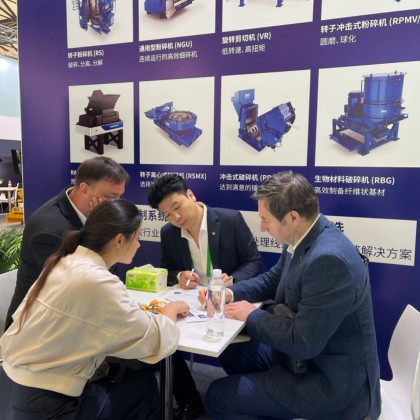 Переводчик Назиля на выставке IE Expo