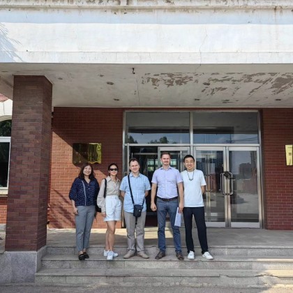 Перевод на заводе по производству прессов