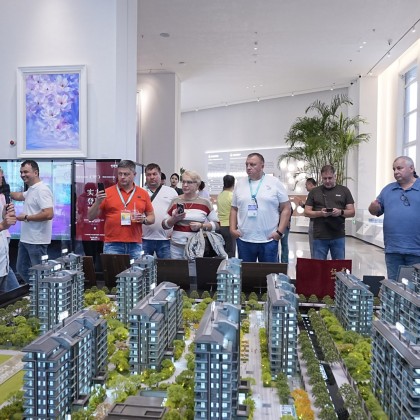 Переводчик Володя на выставке строительной техники  BICES