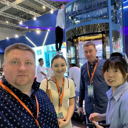 Переводчик Baiansuluu на выставке Лифты