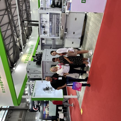 Переводчик Baiansuluu на выставке Rubber Tech