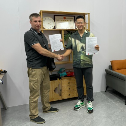 Перевод на переговорах с клиентом, заключение договора на поставку обороудования