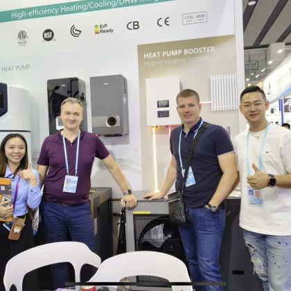 Переводчик Михаил на выставке Посещение выставки