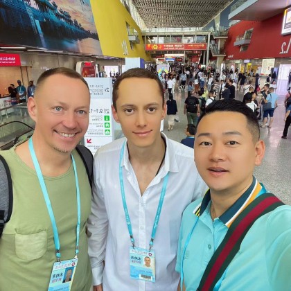 Переводчик Михаил на выставке Проведены переговоры с производителями женской одежды. оказаны услуги переводчика в полном объеме.