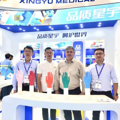 Переводчик Михаил на выставке Переговоры с производителями изделий для медицины и медицинского обрудования.