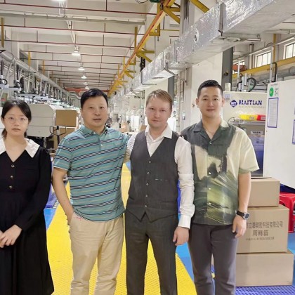 Перевод на заводе Переговоры на фабрике по производству электроники.