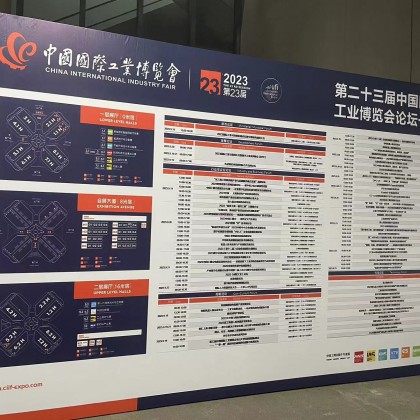 Переводчик Влад на выставке China International Industry Fair