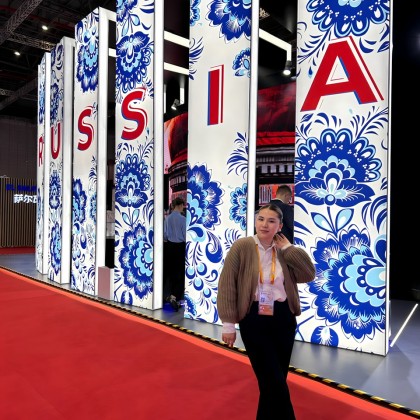 Переводчик Алтынай на выставке CIIE 2023
