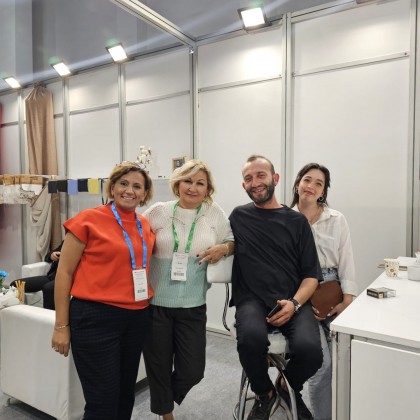 Переводчик Гюнай на выставке Текстильная выставка