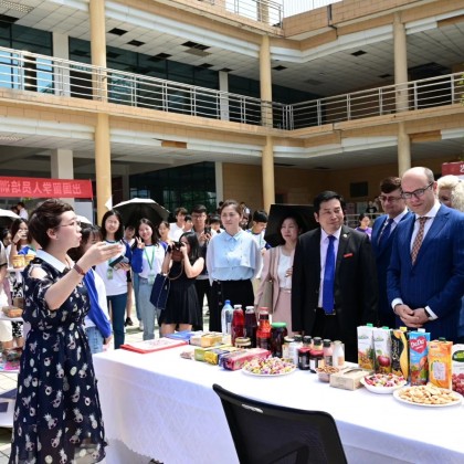 Перевод Знакомство на месте с Послом Посольства Беларуси в Китае