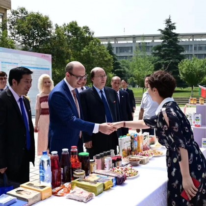 Перевод Знакомство на месте с Послом Посольства Беларуси в Китае