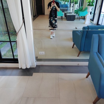 Переводчик Алина на выставке На комондировку