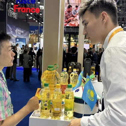 Переводчик Дархан на выставке CIIE