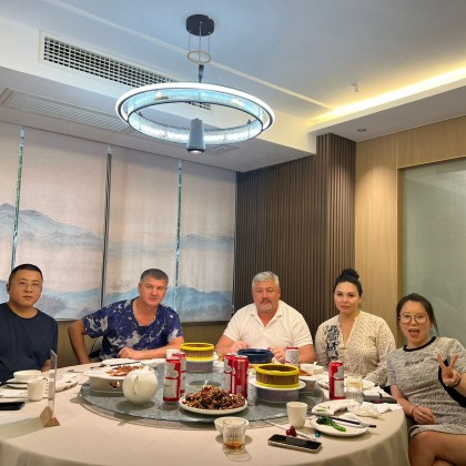 Переводчик Шан на выставке Кантонской выставки