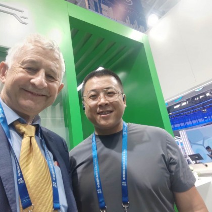 Переводчик Шан на выставке CHINA HI-TECH FAIR