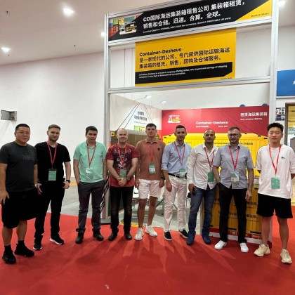 Переводчик Шан на выставке логистики