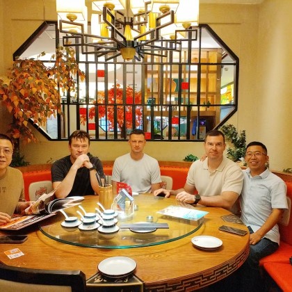 Перевод на заводе массажного пистолета и сидений