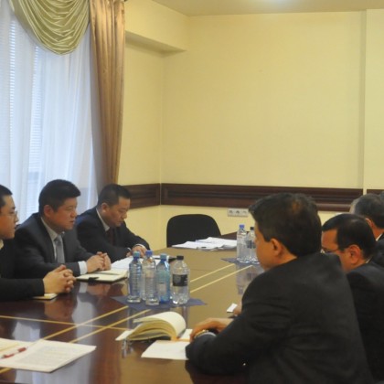 Перевод на переговорах с производителем рыболовной лодки