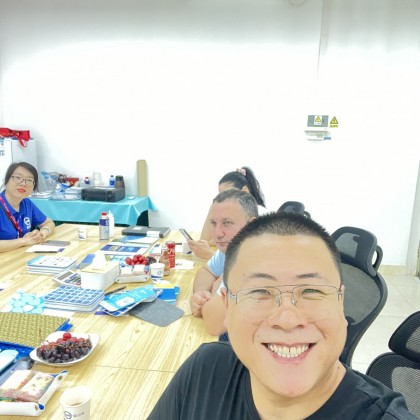 Перевод на заводе по производству плёнки для бассейна