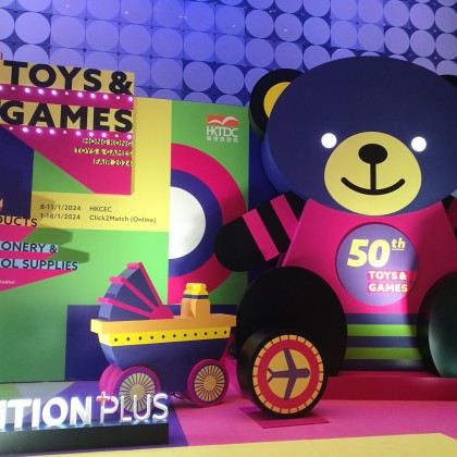Переводчик Ирина на выставке Hong Kong Toys and Games Fair