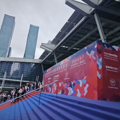 Переводчик Ирина на выставке Intertextile