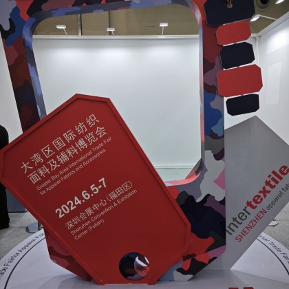 Переводчик Ирина на выставке Intertextile