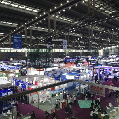 Переводчик Ирина на выставке Elexcon