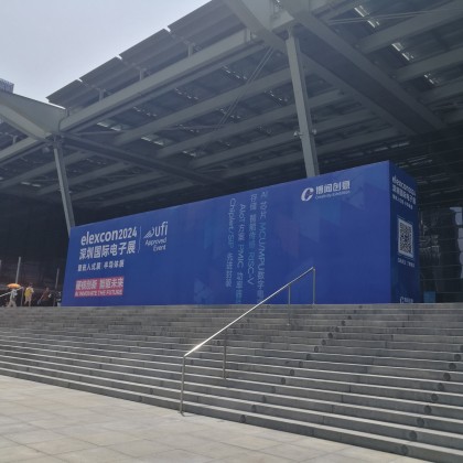 Переводчик Ирина на выставке Elexcon