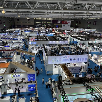 Переводчик Анастасия на выставке CMEF