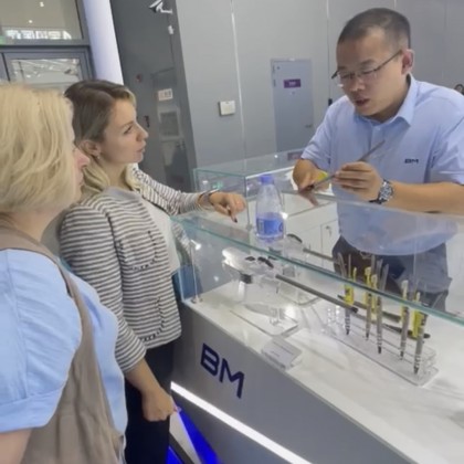 Переводчик Анастасия на выставке Медицинская выставка CMEF