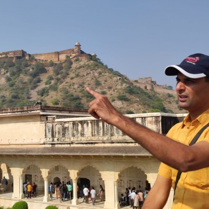 Переводчик Хариндра на выставке В Амере