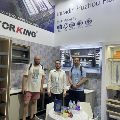 Переводчик Адам на выставке 135-ая Международная Кантонская Выставка