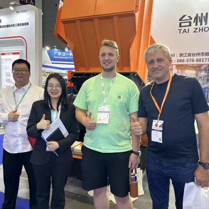 Переводчик Виктор на выставке CIFF