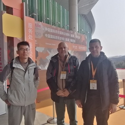 Переводчик Николай на выставке Intertextile