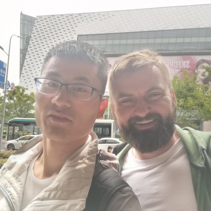 Перевод на рынке машины б/у и магазина с новым машиной